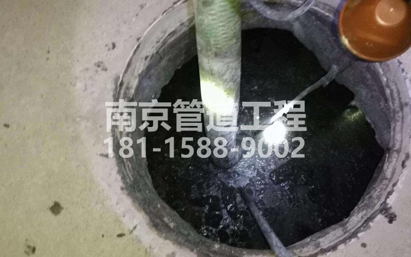 216栖化新村清理化粪池