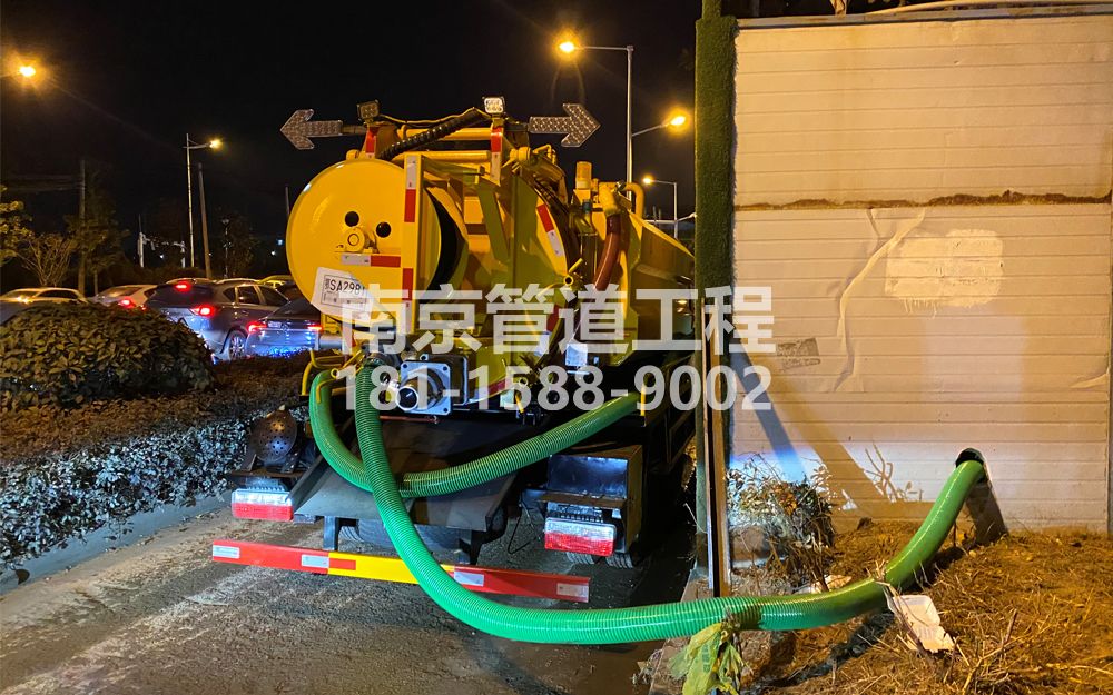 栖化新村临时工地抽粪