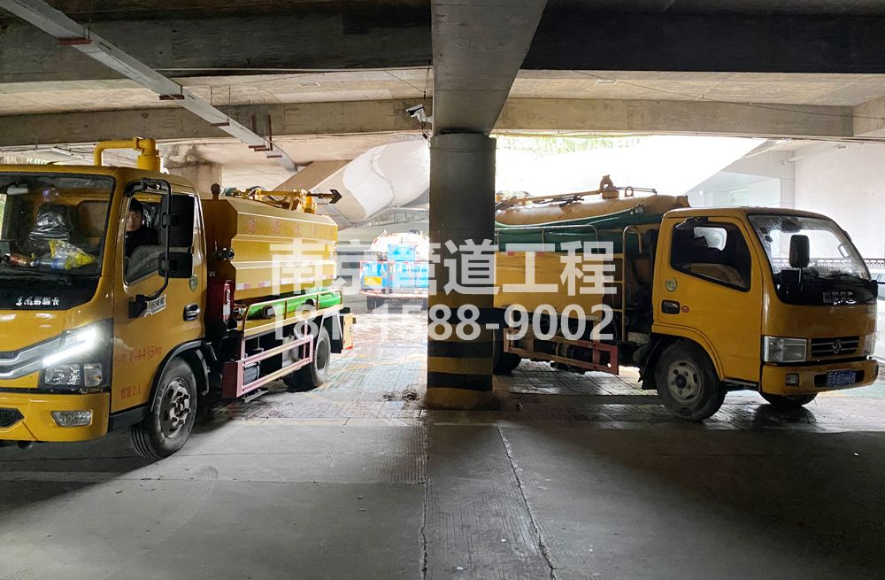 栖化新村商场地下室化粪池清理