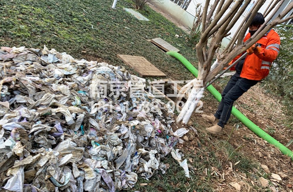 栖化新村化粪池垃圾清理